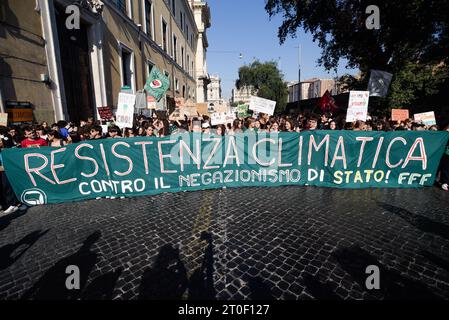 Roma, Italia. 6 ottobre 2023. I manifestanti tengono uno striscione e cartelli che esprimono la loro opinione durante la manifestazione. Attivisti per il clima e studenti scolastici hanno tenuto una dimostrazione organizzata da Fridays for Future a Roma, Italia. Credito: SOPA Images Limited/Alamy Live News Foto Stock