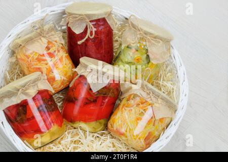 Vasetti in vetro variegato di verdure fatte in casa sottaceto o fermentate in scatola su sfondo bianco. Alimenti fermentati. Posiziona per testo. Vista dall'alto. Foto Stock