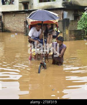 Guwahati, Guwahati, India. 6 ottobre 2023. Venerdì 6 ottobre 2023, un estrattore di risciò attraversa la strada allagata dopo una forte pioggia a Guwahati Assam in India. (Immagine di credito: © Dasarath Deka/ZUMA Press Wire) SOLO USO EDITORIALE! Non per USO commerciale! Foto Stock