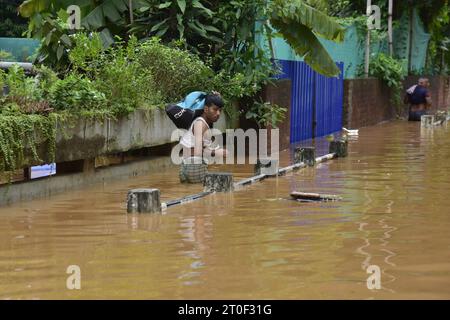 Guwahati, Guwahati, India. 6 ottobre 2023. Venerdì 6 ottobre 2023, un uomo cammina attraverso la strada allagata dopo una forte pioggia a Guwahati Assam in India. (Immagine di credito: © Dasarath Deka/ZUMA Press Wire) SOLO USO EDITORIALE! Non per USO commerciale! Foto Stock