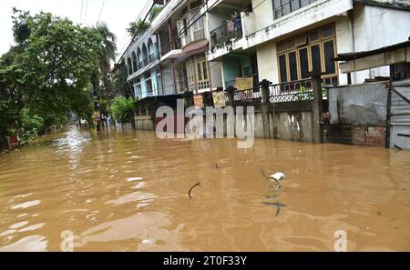 Guwahati, Guwahati, India. 6 ottobre 2023. Venerdì 6 ottobre 2023, un giovane cammina attraverso la strada allagata dopo una forte pioggia a Guwahati Assam in India. (Immagine di credito: © Dasarath Deka/ZUMA Press Wire) SOLO USO EDITORIALE! Non per USO commerciale! Foto Stock