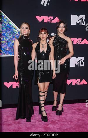 Daniela Villarreal, Paulina Villarreal e Alejandra Villarreal del The Warning partecipano ai Video Music Awards 2023 al Prudential Center di Newark, NJ. Foto Stock