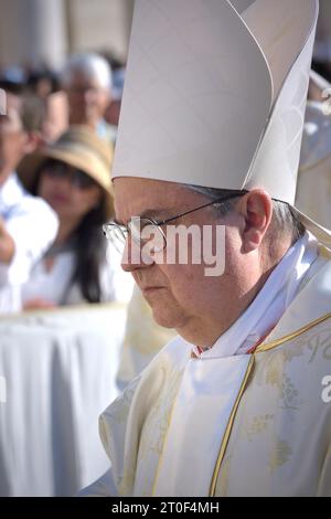 Città del Vaticano, Vaticano. 4 ottobre 2023. CITTÀ DEL VATICANO, VATICANO - 04 OTTOBRE: Cardinale Angelo Sixto Rossi . Papa Francesco presiede la Santa messa con i nuovi Cardinali e il Collegio dei Cardinali per l'apertura dell'Assemblea generale ordinaria del Sinodo dei Vescovi a San Piazza San Pietro il 4 ottobre 2023 a città del Vaticano, Vaticano. Credito: dpa/Alamy Live News Foto Stock