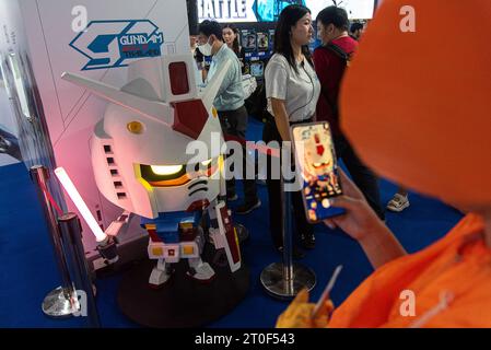 Bangkok, Thailandia. 6 ottobre 2023. Un visitatore ha visto scattare una foto del modello SD RX-78-2 Gundam durante una mostra. CentralWorld ospita per la prima volta i Gundam Docks in Thailandia presso il centro commerciale di Bangkok e la più grande mostra di Gundam in Thailandia presenta le statue di 6 metri RX-78-2 GUNDAM e MS-06S ZAKU II, un'ampia gamma di mostre relative a Gundam. (Foto di Peerapon Boonyakiat/SOPA Images/Sipa USA) credito: SIPA USA/Alamy Live News Foto Stock