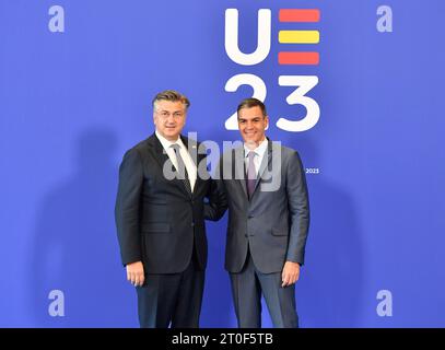 Granada, Spagna. 6 ottobre 2023. Il primo ministro spagnolo Pedro Sanchez (R) saluta il primo ministro croato Andrej Plenkovic al suo arrivo per un vertice informale dell'Unione europea (UE) a Granada, Spagna, il 6 ottobre 2023. I leader degli stati membri dell'Unione europea (UE) si sono incontrati qui venerdì per il vertice informale per discutere la strategia futura del blocco e l'allargamento. Crediti: Lian Yi/Xinhua/Alamy Live News Foto Stock