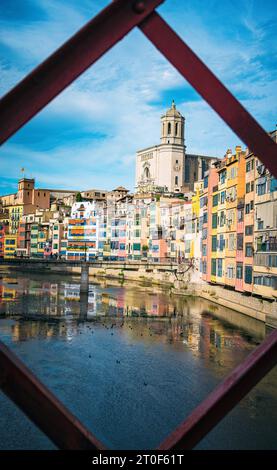 Girona, con la struttura del Pont de les Peixateries Velles sopra il fiume Onyar con Gironas austera cattedrale che sbircia sui colorati tetti Foto Stock