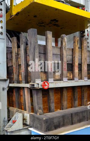 Pressa per la produzione di sidro Asturiano naturale tradizionale fatto da mele fermentate in botti di legno per diversi mesi dovrebbe essere versato da grande hei Foto Stock