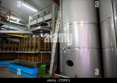 Pressa per la produzione di sidro Asturiano naturale tradizionale fatto da mele fermentate in botti di legno per diversi mesi dovrebbe essere versato da grande hei Foto Stock