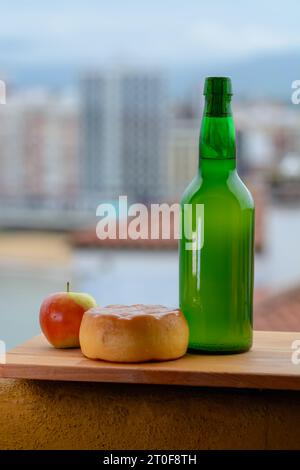 Il sidro asturiano naturale tradizionale fatto da mele fermentate in barile di legno dovrebbe essere versato dalla grande altezza per le bolle d'aria nella bevanda e v Foto Stock