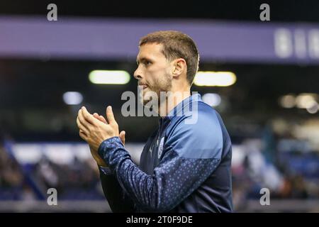 Birmingham, Regno Unito. 6 ottobre 2023. John Swift di West Bromwich Albion applaude i tifosi durante l'EFL Sky Bet Championship match tra Birmingham City e West Bromwich Albion a St Andrews, Birmingham, Inghilterra il 6 ottobre 2023. Foto di Stuart Leggett. Solo per uso editoriale, licenza necessaria per uso commerciale. Nessun utilizzo in scommesse, giochi o pubblicazioni di un singolo club/campionato/giocatore. Credito: UK Sports Pics Ltd/Alamy Live News Foto Stock