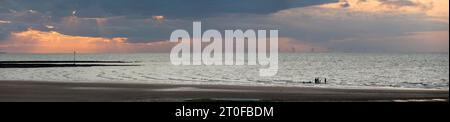 Europa, Regno Unito, Inghilterra, Kent, panorama al tramonto sulla spiaggia di Margate Foto Stock