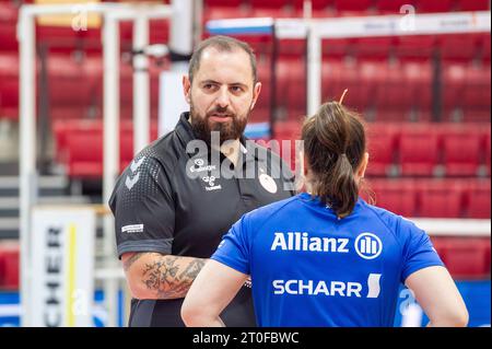 Stoccarda, Deutschland. 6 ottobre 2023. Konstantin Bitter (allenatore Allianz MTV Stuttgart) Allianz MTV Stuttgart - VC Wiesbaden, Sport, pallavolo, Bundesliga, Frauen, VBL, Saison 2023/24, Spiel 1, 06.10.2023, Stoccarda (SCHARRena), DEU foto: Eibner/Sandy Dinkelacker Credit: dpa/Alamy Live News Foto Stock