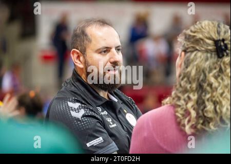 Stoccarda, Deutschland. 6 ottobre 2023. Allianz MTV Stuttgart - VC Wiesbaden, Sport, pallavolo, Bundesliga, Frauen, VBL, Saison 2023/24, Spiel 1, 06.10.2023, Stoccarda (SCHARRena), DEU foto: Eibner/Sandy Dinkelacker Credit: dpa/Alamy Live News Foto Stock