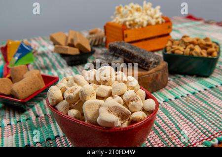 Cucina tipica del Festival brasiliano di Junino su tessuto stampato Festa Junina Foto Stock