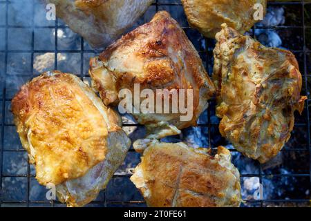 cuocere la carne in natura su una griglia metallica Foto Stock