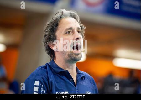 Stoccarda, Deutschland. 6 ottobre 2023. Benedikt Frank (allenatore VC Wiesbaden), Schrei Allianz MTV Stuttgart - VC Wiesbaden, Sport, pallavolo, Bundesliga, Frauen, VBL, Saison 2023/24, Spiel 1, 06.10.2023, Stoccarda (SCHARRena), DEU foto: Eibner/Sandy Dinkelacker Credit: dpa/Alamy Live News Foto Stock