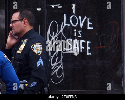 New York, New York, USA. 6 ottobre 2023. Brooklyn New York, 6 ottobre 2023. Una ragazza di sedici anni è stata uccisa nella sezione Midwood di Brooklyn, proprio dietro l'angolo dalla Edward R. Murrow High School. Una fonte non ufficiale ha detto che sembra essere legata a una banda e lei non era l'obiettivo previsto della sparatoria la polizia ha preso in custodia una persona (Credit Image: © Bruce Cotler/ZUMA Press Wire) SOLO USO EDITORIALE! Non per USO commerciale! Foto Stock