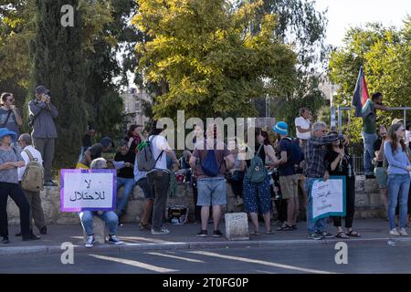 Protesta contro le politiche di sfollamento israeliane a Gerusalemme la polizia israeliana ha arrestato 5 manifestanti durante la manifestazione settimanale contro l'occupazione e lo sfollamento delle famiglie nel quartiere dello sceicco Jarrah con il pretesto di alzare la bandiera palestinese. E’ degno di nota che, per cinque settimane, la polizia israeliana ha impedito l’innalzamento della bandiera palestinese e ha attaccato e arrestato tutti coloro che portavano la bandiera palestinese. A Gerusalemme il 6 ottobre 2023. Foto di faiz abu rmeleh Copyright: Xfaizxabuxrmelehx 0G6A7665 copia credito: Imago/Alamy Live News Foto Stock