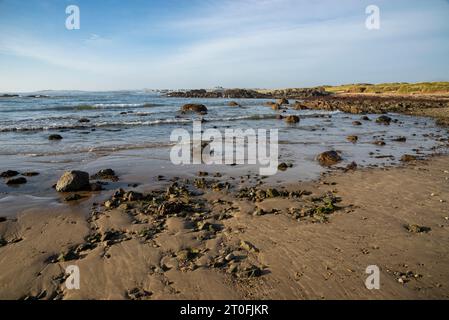 Splendida costa di spiagge sabbiose vicino a Rhosneigr sulla costa occidentale di Anglesey, Galles del Nord. Foto Stock