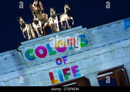 Berlino, Germania. 6 ottobre 2023. 'Colours of Life' il primo giorno della 19a edizione del 'Festival delle luci' alla porta di Brandeburgo. Dal 6 al 15 ottobre, tra le 19:00 e le 23:00, saranno esposte opere d'arte luminose o saranno illuminati edifici in 42 sedi a Berlino. Credito: Sebastian Christoph Gollnow/dpa/Alamy Live News Foto Stock