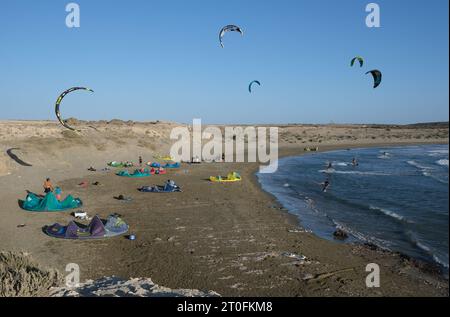 Gruppo di Kite Surfers che fanno kite surf in una giornata di sole con cielo azzurro. Akrotiri Beach cipro Foto Stock