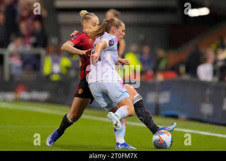 Leigh, Regno Unito. 6 ottobre 2023. Leah Galton #11 del Manchester United sfida Kim Little #10 delle Arsenal Women durante la fa Women's Super League Match Manchester United Women vs Arsenal Women al Leigh Sports Village, Leigh, Regno Unito, il 6 ottobre 2023 (foto di Steve Flynn/News Images) a Leigh, Regno Unito il 10/6/2023. (Foto di Steve Flynn/News Images/Sipa USA) credito: SIPA USA/Alamy Live News Foto Stock