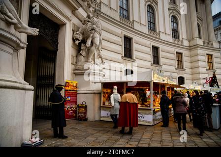 Ercole e la colossale scultura del Cerbero all'ingresso del Palazzo Imperiale Hofburg a Vienna, Austria. Foto Stock