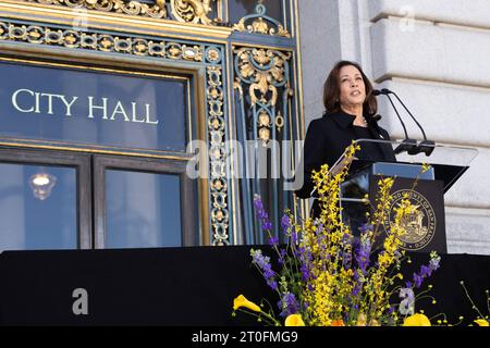 Il vicepresidente degli Stati Uniti Kamala Harris fa osservazioni al servizio commemorativo per il defunto senatore americano Dianne Feinstein Democrat della California al municipio di San Francisco, California, giovedì 5 ottobre 2023. Feinstein è morto a 90 anni. Copyright: XBenjaminxFanboyx/xPoolxviaxCNPx/MediaPunchx credito: Imago/Alamy Live News Foto Stock