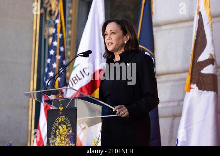 Il vicepresidente degli Stati Uniti Kamala Harris fa osservazioni al servizio commemorativo per il defunto senatore degli Stati Uniti Dianne Feinstein (Democratico della California) al municipio di San Francisco, California, giovedì 5 ottobre 2023. Feinstein è morto a 90 anni. Credito: Benjamin Fanboy/Pool tramite CNP Foto Stock