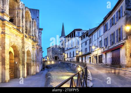 Scena notturna ad Arles, Francia, con l'anfiteatro romano del i secolo (Arènes d'Arles) che ospita 20'000 spettatori. Dal 1981 l'anfiteatro è un UNES Foto Stock