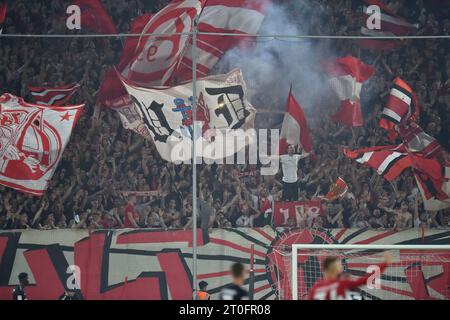 2) Bundesliga - fortuna Düsseldorf - VfL Osnabrück am 22.04.2022 in der Merkur Spiel-Arena in Düsseldorf fans aus Düsseldorf foto: Le normative osnapix DFL vietano l'uso di fotografie come sequenze di immagini e/o quasi-video Foto Stock