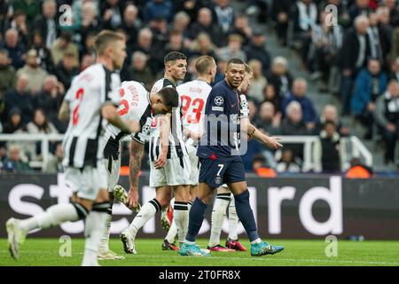 Newcastle, Regno Unito. 4 ottobre 2023. Paris Saint-Germain attaccante Kylian Mbappe (7) con i giocatori del Newcastle nduring the Newcastle United FC vs Paris Saint-Germain FC, UEFA Champions League Round 1 match at St.James' Park, Newcastle, Regno Unito il 4 ottobre 2023 Credit: Every Second Media/Alamy Live News Foto Stock