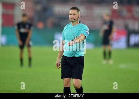 2) Bundesliga - fortuna Düsseldorf - VfL Osnabrück am 22.04.2022 in der Merkur Spiel-Arena in Düsseldorf Schiedsrichter Kampka, Robert foto: Le normative osnapix DFL vietano qualsiasi uso di fotografie come sequenze di immagini e/o quasi-video Foto Stock