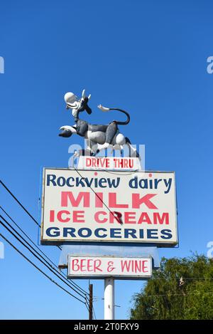 FULLERTON, CALIFORNIA - 4 ottobre 2023: Cartello Rockview Drive-Thru Dairy su Orangethorpe Avenue. Foto Stock