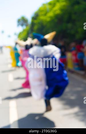 Salvador, Bahia, Brasile - 11 febbraio 2023: Gruppo di persone mascherate e in costume sfilano a Fuzue, pre-carnevale a Salvador, Bahia, Brasile. Foto Stock