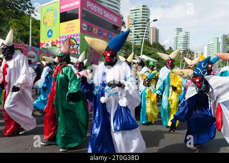 Salvador, Bahia, Brasile - 11 febbraio 2023: Gruppo di persone mascherate e in costume sfilano a Fuzue, pre-carnevale a Salvador, Bahia, Brasile. Foto Stock