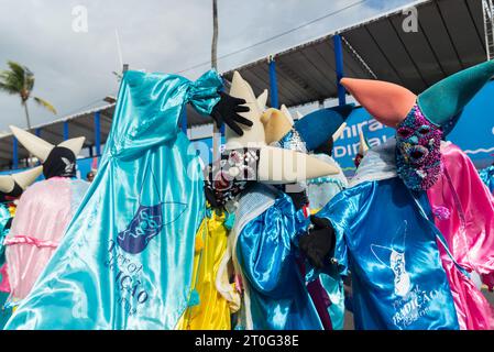 Salvador, Bahia, Brasile - 11 febbraio 2023: Gruppo di persone mascherate e in costume sfilano a Fuzue, pre-carnevale a Salvador, Bahia, Brasile. Foto Stock