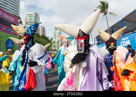 Salvador, Bahia, Brasile - 11 febbraio 2023: Gruppo di persone mascherate e in costume sfilano a Fuzue, pre-carnevale a Salvador, Bahia, Brasile. Foto Stock
