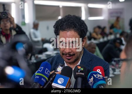 Bogotà, Colombia. 6 ottobre 2023. Ivan Cepeda, negoziatore del governo colombiano, parla ai media durante un incontro che conforma parte dei colloqui di pace con il governo, a Bogotà, Colombia, il 6 ottobre 2023. Foto di: Daniel Romero/Long Visual Press Credit: Long Visual Press/Alamy Live News Foto Stock