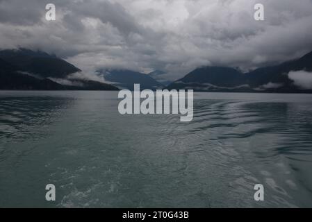 La lussureggiante foresta pluviale copre le calme acque del Knight Inlet sulla costa continentale della Columbia Britannica del Canada. Foto Stock