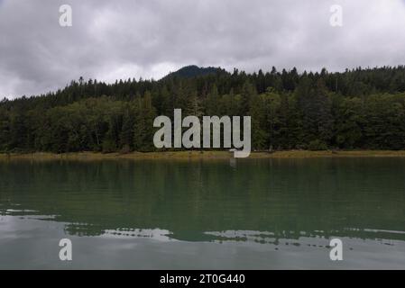 La lussureggiante foresta pluviale copre le calme acque del Knight Inlet sulla costa continentale della Columbia Britannica del Canada. Foto Stock