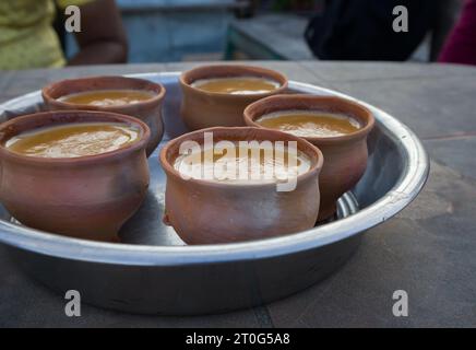 Tè caldo servito in pentole di argilla o bhar da consumare nelle stagioni invernali. Un modo tradizionale di bere questa bevanda popolare come parte della cultura locale dell'ind Foto Stock