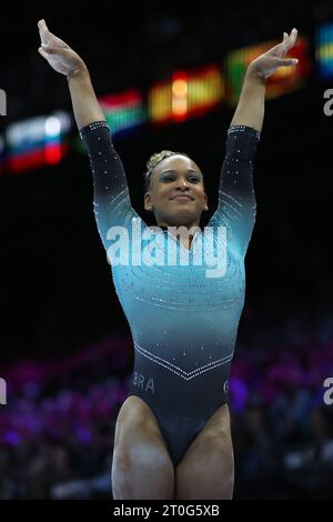 Anversa, Belgio. 6 ottobre 2023. Rebeca Andrade del Brasile reagisce dopo la finale All Around femminile dei Campionati mondiali di ginnastica artistica 2023 ad Anversa, Belgio, 6 ottobre 2023. Crediti: Zhao Dingzhe/Xinhua/Alamy Live News Foto Stock