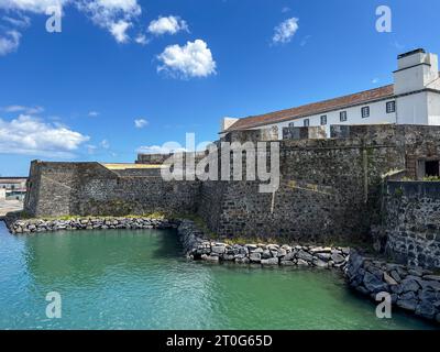 Forte de Sao Bras - fortezza rinascimentale costiera risalente al 1552 a Ponta Delgada, Isola di Sao Miguel, Azzorre Foto Stock