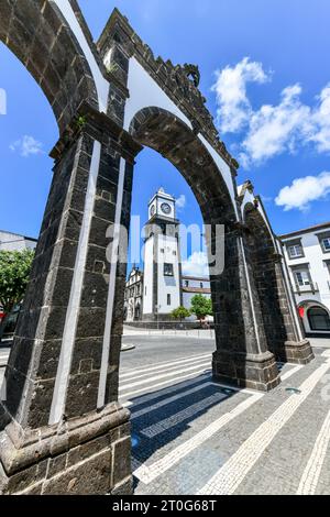 Portas da Cidade, il simbolo della città di Ponta Delgada nell'isola di Sao Miguel nelle Azzorre, Portogallo. Foto Stock