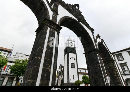 Portas da Cidade, il simbolo della città di Ponta Delgada nell'isola di Sao Miguel nelle Azzorre, Portogallo. Foto Stock