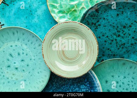 Vista ravvicinata delle piastre in ceramica turchese come sfondo Foto Stock