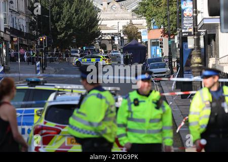 Brighton, Regno Unito. 6 ottobre 2023. La polizia continua ad appellarsi per testimoni di un accoltellamento fatale nel centro di Brighton. I servizi di emergenza sono stati chiamati a Queens Road intorno alle 17:00 di giovedì (5 ottobre) per segnalare un assalto a un ragazzo adolescente. La vittima è stata portata in ospedale dal servizio di ambulanza, dove purtroppo è stato dichiarato morto. Da allora è stato identificato come Mustafa Momand diciassettenne. I suoi parenti più prossimi sono stati informati e sono supportati da ufficiali specializzati. A seguito di un'ampia ricerca, un ragazzo di 16 anni è stato arrestato con l'accusa di omicidio. Rimane in custodia a Th Foto Stock