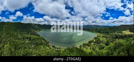 Una vista tranquilla e panoramica di Lagoa das Furnas (lago Furnas) che riempie un cratere situato a Furnas, São Miguel Island, Azzorre, Portogallo. Foto Stock