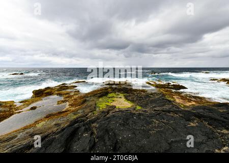 Vista sul mare lungo Ilheos dos Mosteiros a Sao Miguel, Azzorre. Foto Stock